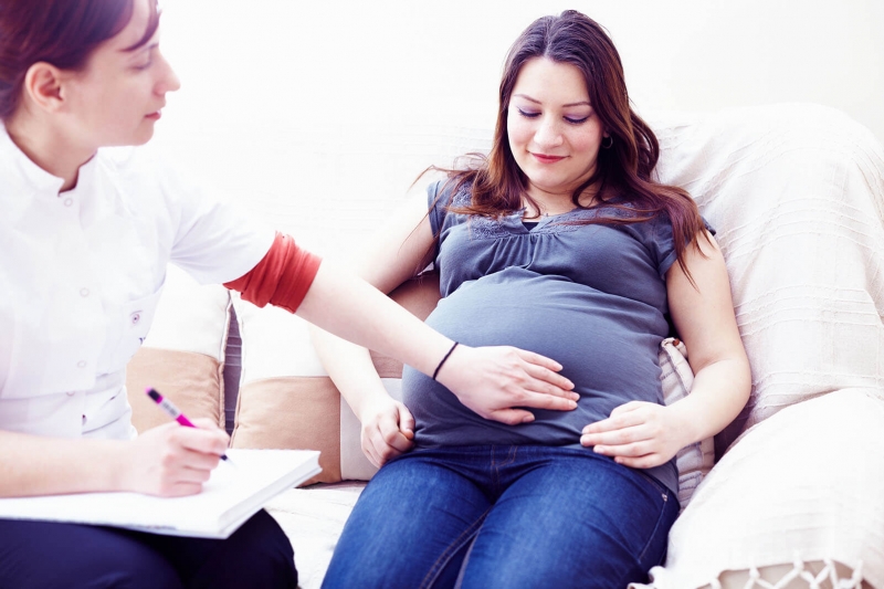 Một tuần sẽ được gặp Midwife 1 lần để theo dõi nhịp tim của thai, và kiểm ra sức khỏe của mẹ