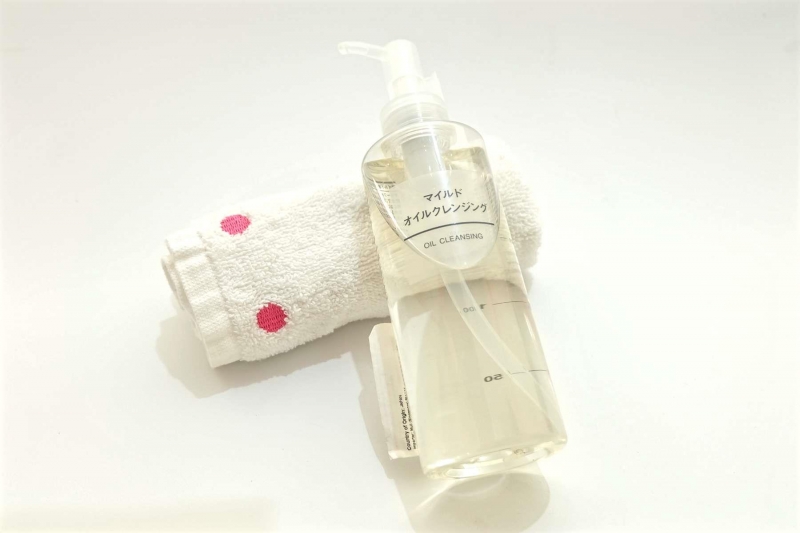 Muji Oil Cleansing (160.000 VNĐ/200ml): Gây sốt suốt năm 2017, sang đến năm 2018 dầu tẩy trang Muji vẫn nằm trong top sản phẩm tẩy trang được các tín đồ làm đẹp Việt tín nhiệm nhất. Đi kèm với vẻ ngoài tối giản cực kỳ có cảm tình thì thành phần của em này cũng cực kỳ lành tính, chủ yếu là dầu olive giúp làm sạch hiệu quả lớp makeup cứng đầu nhất, nhược điểm duy nhất là nhũ hoá hơi lâu. Sản phẩm chia làm nhiều dòng phù hợp với từng loại da.