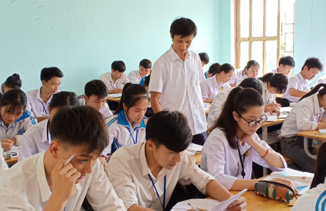 Buổi học của thầy Nguyễn Bá Tư được học sinh đánh giá là nhanh hết thời gian vì thầy có những phương pháp dạy rất hấp dẫn.