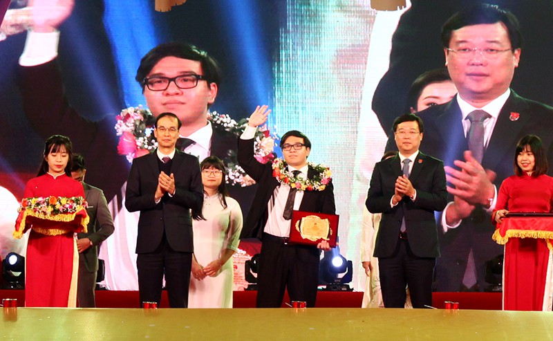 Phạm Đức Anh (ở giữa ảnh), sinh viên trường Đại học Y Hà Nội, người giành 2 Huy chương Vàng Hóa học Quốc tế năm 2017, 2018, nhận được Huân chương Lao động hạng Ba được vinh danh là 1 trong 10 Gương mặt trẻ Thủ đô tiêu biểu.