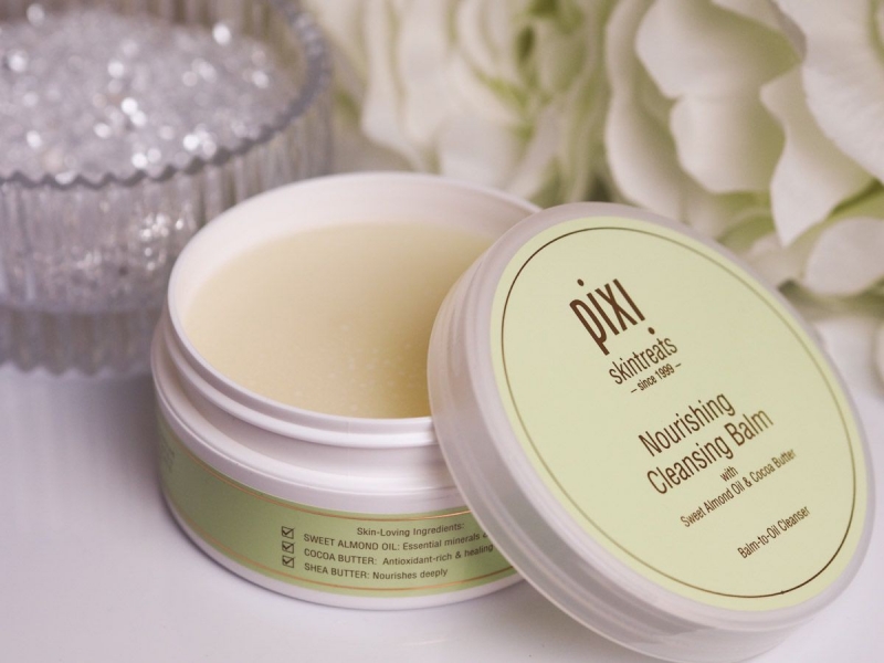 Pixi By Petra Nourishing Cleansing Balm (Giá gốc: 465.000VNĐ): Nếu chỉ biết đến Toner Acid của Pixi thì thật là một thiếu sót, vì hãng này có hàng loạt những sản phẩm quá xịn. Em Pixi By Petra Nourishing Cleansing Balm này là một ví dụ. Sản phẩm dạng sáp rất vệ sinh, dễ rửa sạch. Thành phần chính là dầu hạnh nhân, bơ Cacao, củ cải đường rất thiên nhiên.