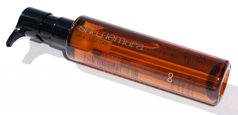 Shu Uemura Ultime8 Sublime Beauty Cleansing Oil (Giá gốc: 1.250.000VNĐ) : Shu Uemura Ultime8 Sublime Beauty Cleansing Oil là chai dầu nổi bật nhất trong bộ sưu tập tẩy trang của nhà Shu và cũng là chai đắt nhất. Em này được chiết xuất từ 8 loại dầu thực vật từ thiên nhiên (jojoba, ngô, rễ gừng, cây hoa Rum, đậu nành, cây hoa trà, olive, bơ đậu mỡ) với 8 hiệu quả dưỡng da vượt trội. Điểm đặc biệt nhất của phiên bản nâu là hoàn toàn không chứa dầu khoáng, bạn nào hay lăn tăn về chất này thì có thể yên tâm nhé. Dầu gần như không màu, nhũ hóa dễ và có mùi thảo mộc khá dễ chịu.