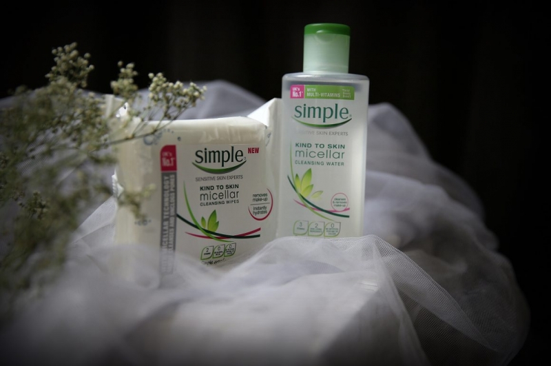 Simple Micellar Cleansing Water (Giá gốc: 158.000VNĐ): Đồ nhà Simple luôn nổi tiếng về độ lành tính, nói không với hương liệu và chất tạo màu nên nước tẩy trang Simple Kind To Skin Cleansing Micellar Water hoàn toàn phù hợp với những cô nàng da nhạy cảm.