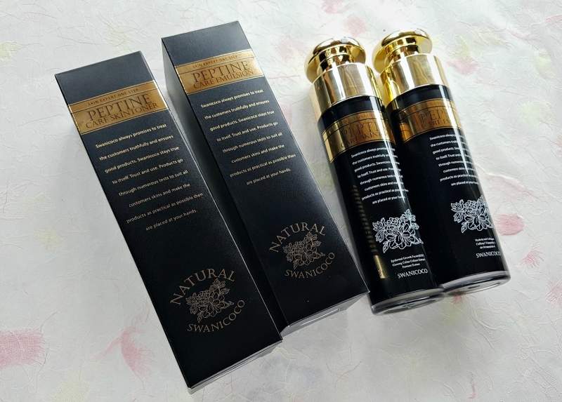 Swanicoco Peptine Care Emulsion (Giá gốc: 1.175.000VNĐ): Sữa dưỡng da Swanicoco Peptine Care Emulsion có chứa thành phần men vi sinh và peptide có công dụng cải thiện làn da, tăng độ đàn hồi cho da. Ngoài ra, thành phần Arbutin sẽ ức chế sắc tố đen melanin, làm sáng da từ bên trong.