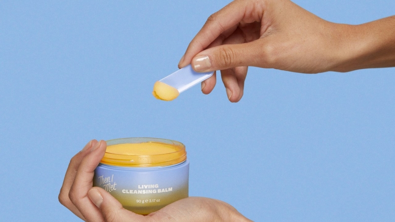 Then I Met You Living Cleansing Balm (Giá gốc: 834.000VNĐ): sáp tẩy trang có thành phần chính từ dầu hắc mai biển, dầu olive, dầu hạt nho, chiết xuất quả hồng và Vitamin E.