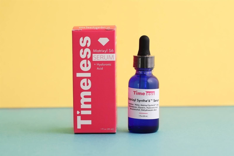 Timeless Matrixyl 3000 Serum (Giá gốc: 443.000VNĐ): Sản phẩm này chứa Matrikines, là một phức hợp peptide đóng vai trò như thành phần giao tiếp tế bào, có khả năng kích kích tái tạo gấp đôi collagen và elastin. Em nó giúp giảm lão hoá da hiệu quả và phục hồi làn da bị tổn thương.