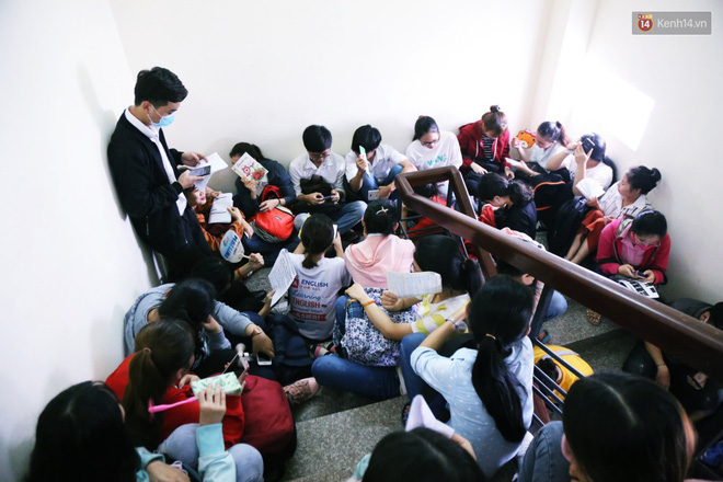 Sinh viên ngồi vạ vật chờ đợi ở khắp cầu thang chờ đến lượt đăng ký dự thi. (Ảnh: Ms Hoa Toeic)