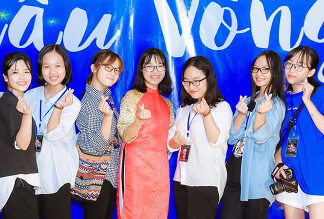 Nguyễn Thu Huyền (thứ ba từ phải sang) cùng các thành viên trong nhóm tổ chức chương trình thiện nguyện tại Trung tâm Nuôi dưỡng người có công và Bảo trợ xã hội tỉnh Bắc Ninh Ảnh: NVCC