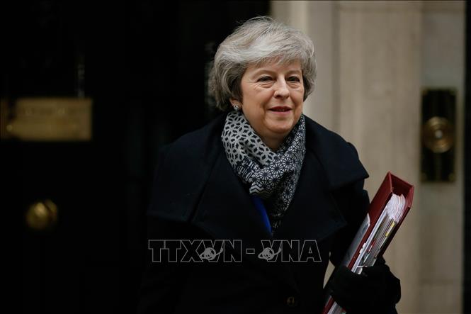 Thủ tướng Anh Theresa May tuyên bố Chính phủ Anh đã quyết định miễn thu khoản phí đăng ký 65 bảng Anh (84 USD) cho các công dân EU đăng ký cư trú tại Anh. Ảnh: THX/TTXVN