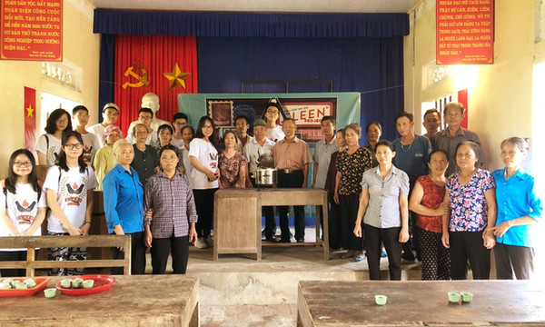 Chi và nhóm trong buổi tặng bếp sinh học đến bà con ở Phủ Lý, Hà Nam.