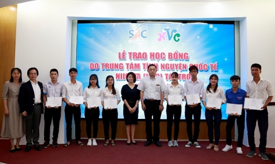 Các sinh viên nghèo vượt khó nhận học bổng NVC của Nhật Bản. (Ảnh: BTC).