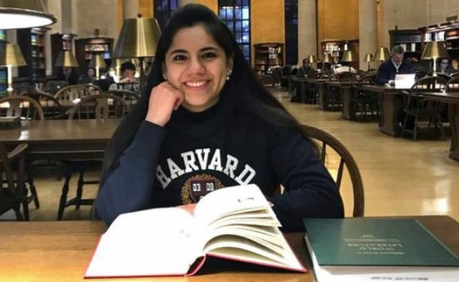 Dafne Almazán là người Mexico đầu tiên trúng tuyển chương trình thạc sĩ của Harvard khi mới 17 tuổi. Ảnh: El Financiero.