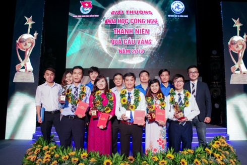 TS Chu Đình Tới (đứng hàng đầu tiên, thứ 2 từ trái sang) trong lễ nhận Giải thưởng Khoa học công nghệ Thanh niên Quả cầu vàng năm 2018