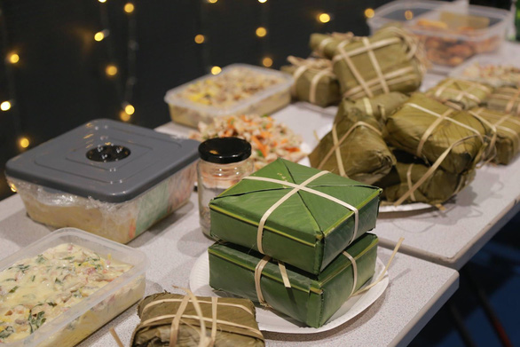 Bánh chưng và những món Việt của những du học sinh xa xứ trong đêm giao thừa – Ảnh: VIETSOC Sheffield
