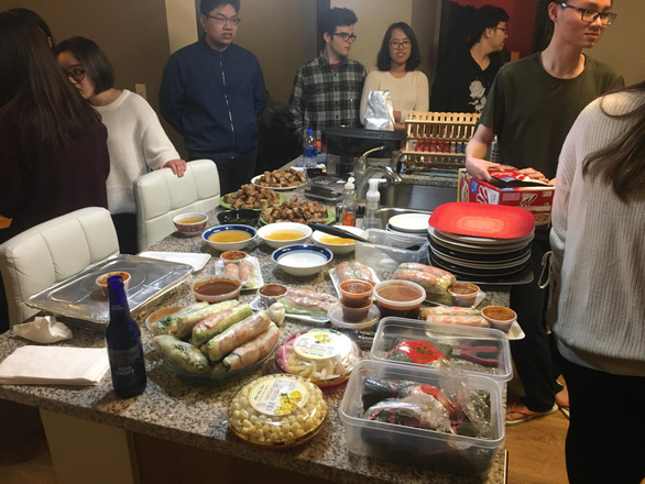 “Mâm cỗ” đón Tết Kỷ hợi 2019 của DHS Việt tại thành phố Madison (Hoa Kỳ) – Ảnh: HỒNG ĐỨC