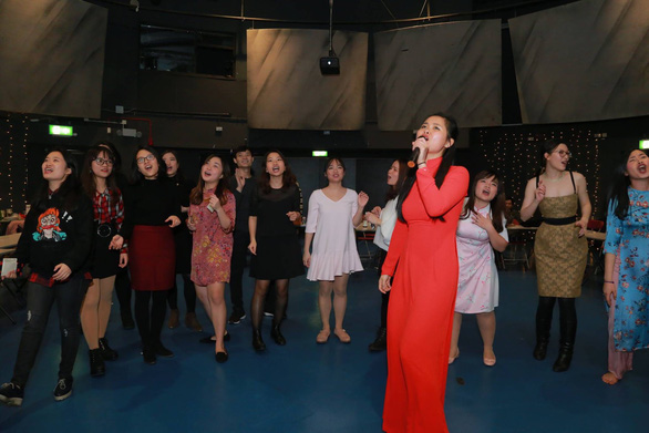 Đêm giao thừa xem Táo quân, ca hát, ăn uống của du học sinh Việt tại Vương quốc Anh – Ảnh: VIETSOC Sheffield
