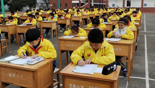Trẻ em Trung Quốc phải chịu áp lực học hành cực lớn. Ảnh: Getty