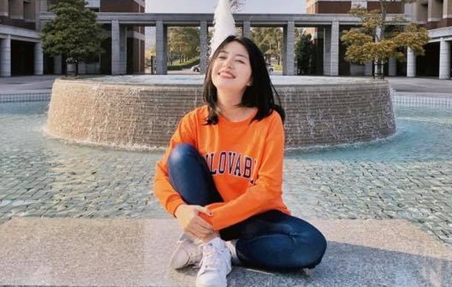 Mẫn Tiên với biểu tượng APU