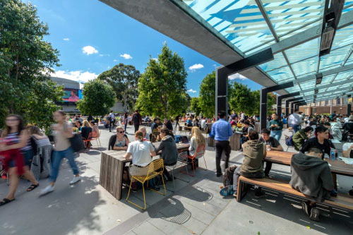 Đại học Monash có trên 400 ngành học và hơn 65.000 sinh viên đang theo học.