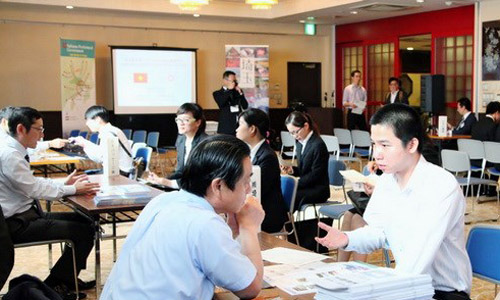 Thực tập sinh Việt Nam trao đổi với các doanh nghiệp Nhật Bản tại Saitama. Ảnh: Vietnamplus