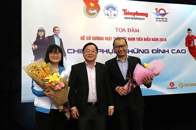 Nhà báo Lê Xuân Sơn tặng hoa hai đề cử: Lê Đình Hiếu và Nguyễn Phương Thảo (bên trái). Ảnh: Như Ý