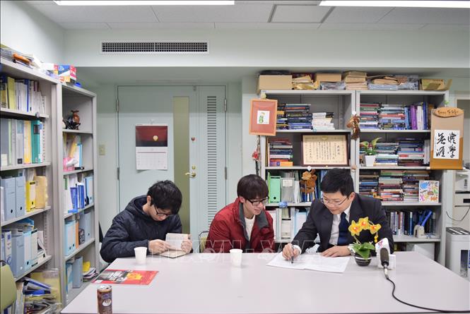 Hai du học sinh Việt Nam đang du học tại Đại học Aomori. Ảnh: Nguyễn Tuyến/TTXVN