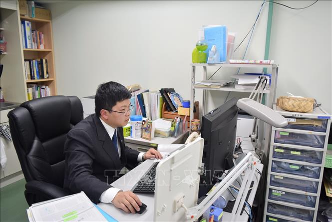 Giáo sư Nguyễn Chí Nghĩa tại Trường Đại học Aomori, một cựu du học sinh Việt Nam thành công tại Nhật Bản. 