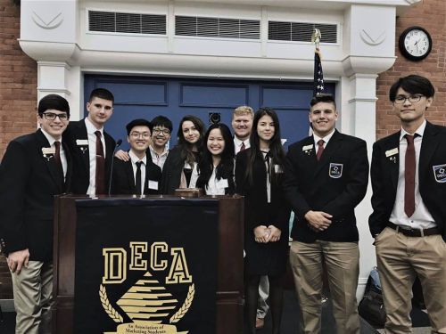 Học sinh trường CATS Academy Boston tại DECA, trong đó có 3 học sinh Việt Nam: Trần Tuấn Minh (thứ 3 từ trái sang), Trần Bảo Thanh Long (thứ 4 từ trái sang), Phạm Thanh Chi (thứ 5 từ trái sang). Minh và Chi sẽ có mặt và giao lưu tại ngày hội.