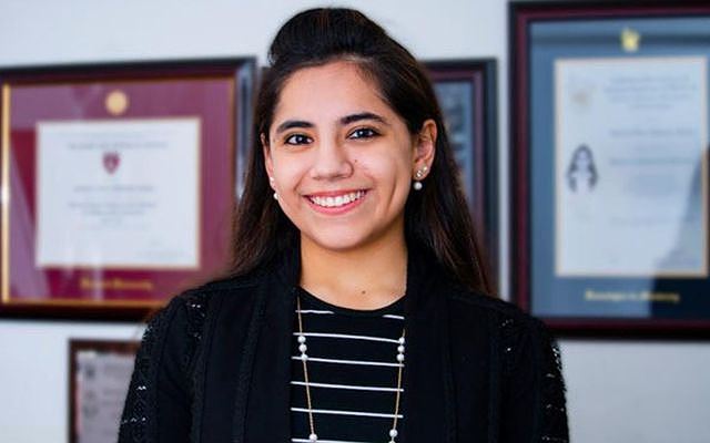 Dafne Almaz&aacute;n, nh&agrave; t&acirc;m l&yacute; học 17 tuổi vừa tr&uacute;ng tuyển chương tr&igrave;nh thạc sĩ của ĐH Harvard danh tiếng. Ảnh: Mexico News Daily