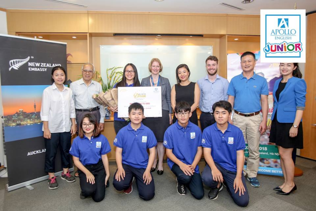 Bà Wendy Mathew, đại sứ New Zealand (giữa) trao thưởng cho Tố Như tháng 12/2018.