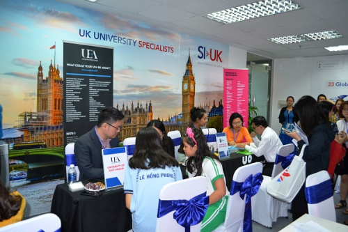 Học sinh trao đổi tại ngày hội giáo dục Anh quốc 2018.