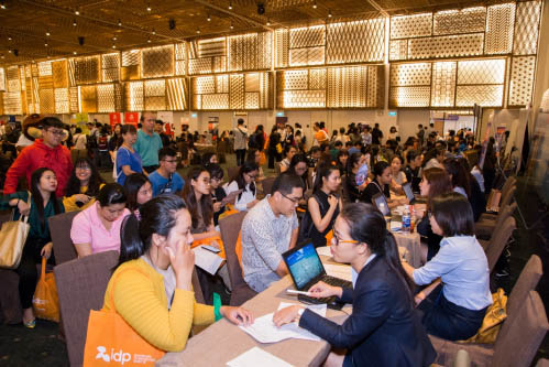 Nộp hồ sơ trực tiếp tại sự kiện, bạn sẽ được ưu tiên miễn phí xét duyệt hồ sơ.