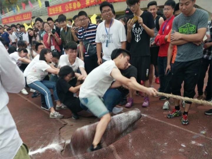 Kéo, kéo nữa, kéo mãi, kéo đến khi bật cả nền đất sân trường mới thôi
