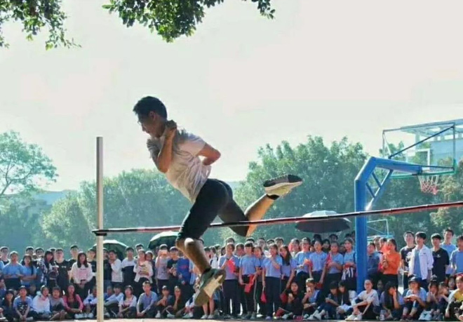 Học thầy bao nhiêu lâu mà không biết thầy có một vòng 3 sexy đến vậy