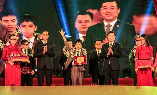 Bảo Duy tại lễ vinh danh 10 gương mặt trẻ tiêu biểu Thủ đô năm 2018.