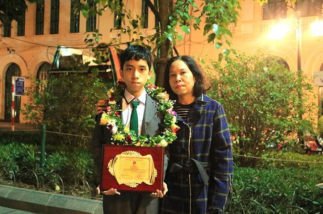 Mẹ Bảo Duy luôn đồng hành cùng con trên mỗi bước đi.