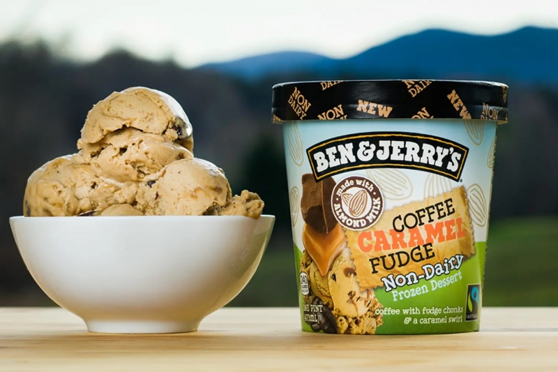 Hãng kem Ben & Jerry's cho ra đời món kem cookie dough với bột bánh sống trong kem.