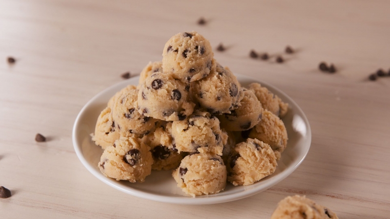 ssdh-eating-raw-cookie-dough1