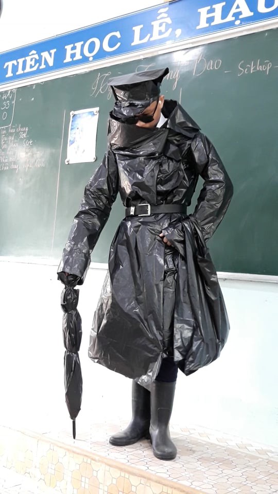 Hình ảnh cosplay nhân vật Bê-li-cốp trong tác phẩm "Người trong bao".