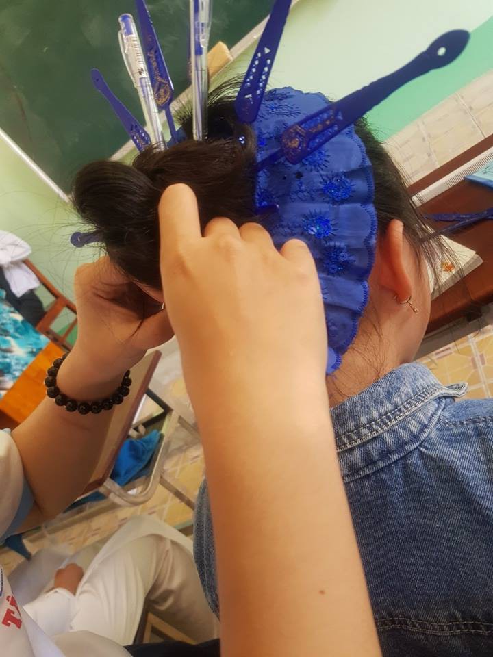 Phá tan chiếc quạt và dùng thêm vài chiếc bút bi là có ngay kiểu đầu vương cung quý tộc sang chảnh này
