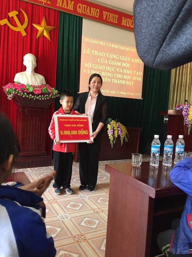 Bà Vũ Thị Liên Oanh, Giám đốc Sở GD&ĐT Quảng Ninh tặng giấy khen cho em Nguyễn Thành Đạt.