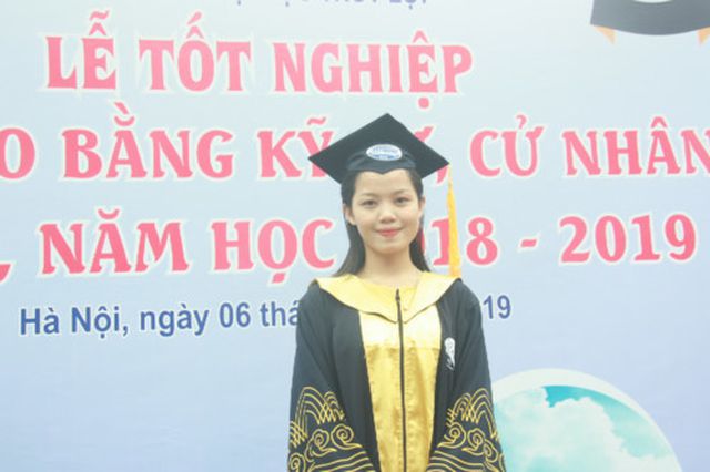 Sinh viên Nguyễn Thị Hiền trong Lễ tốt nghiệp