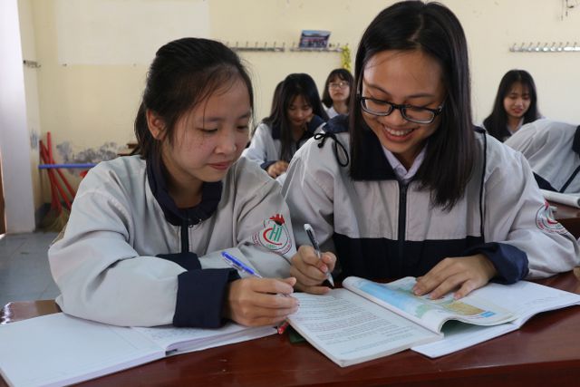 Ngoài những thành tích nổi bật trong học tập, Ngân (bên trái) cũng rất hòa đồng, em sẵn sàng chia sẻ những vốn kiến thức mình có cho các bạn bè trong lớp.