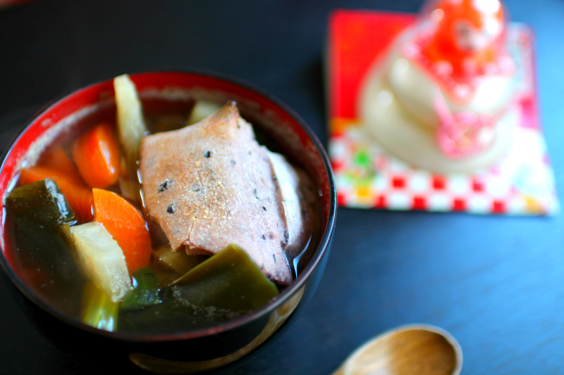 Súp zoni đầu năm ăn cùng bánh mochi.