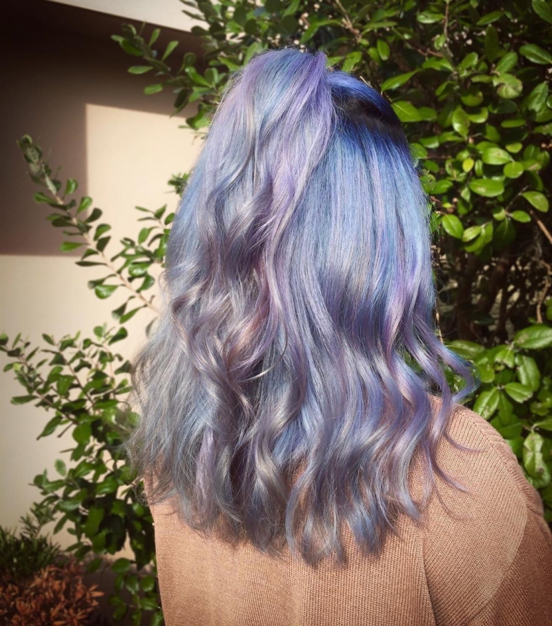Xanh tím periwinkle, màu nhuộm độc đáo nhiều khả năng sẽ trở thành hot trend trong mùa xuân hè 2019.