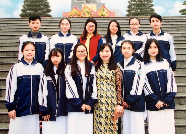 ôn Lương Bảo (hàng trên, ngoài cùng bên phải) cùng giáo viên bồi dưỡng và các bạn trong đội tuyển dự thi HSG quốc gia môn Địa lý.