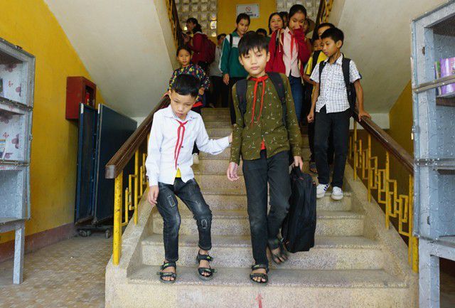7 năm qua, Vi Tuấn Khanh là người bạn thân, là đôi chân đưa người bạn tật nguyền Vi Nhật Cảnh đến trường.