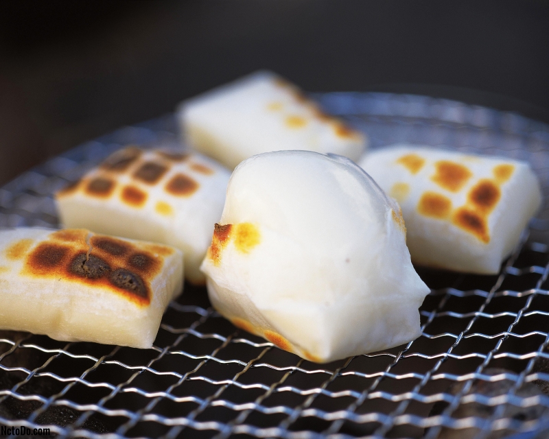 Bánh mochi nướng - một thức quà mùa đông của người Nhật.