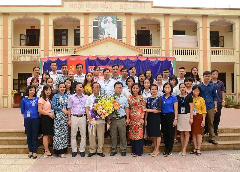 Thầy cô Trường trung học phổ thông Mỹ Văn vui vẻ cảm ơn và chụp ảnh lưu niệm cùng thầy Nguyễn Lân Dũng vì đã mang tới nhiều thông tin bổ ích. Ảnh: Công Tiến