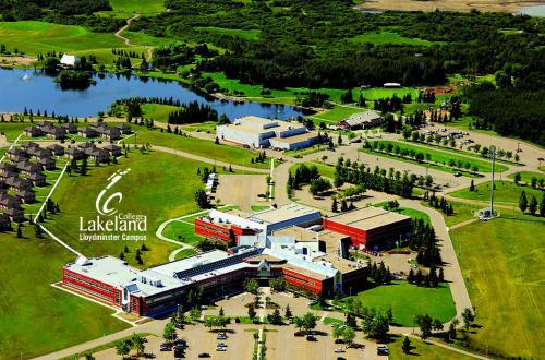 Trường Lakeland College có khuôn viên rộng rãi, phòng học hiện đại..